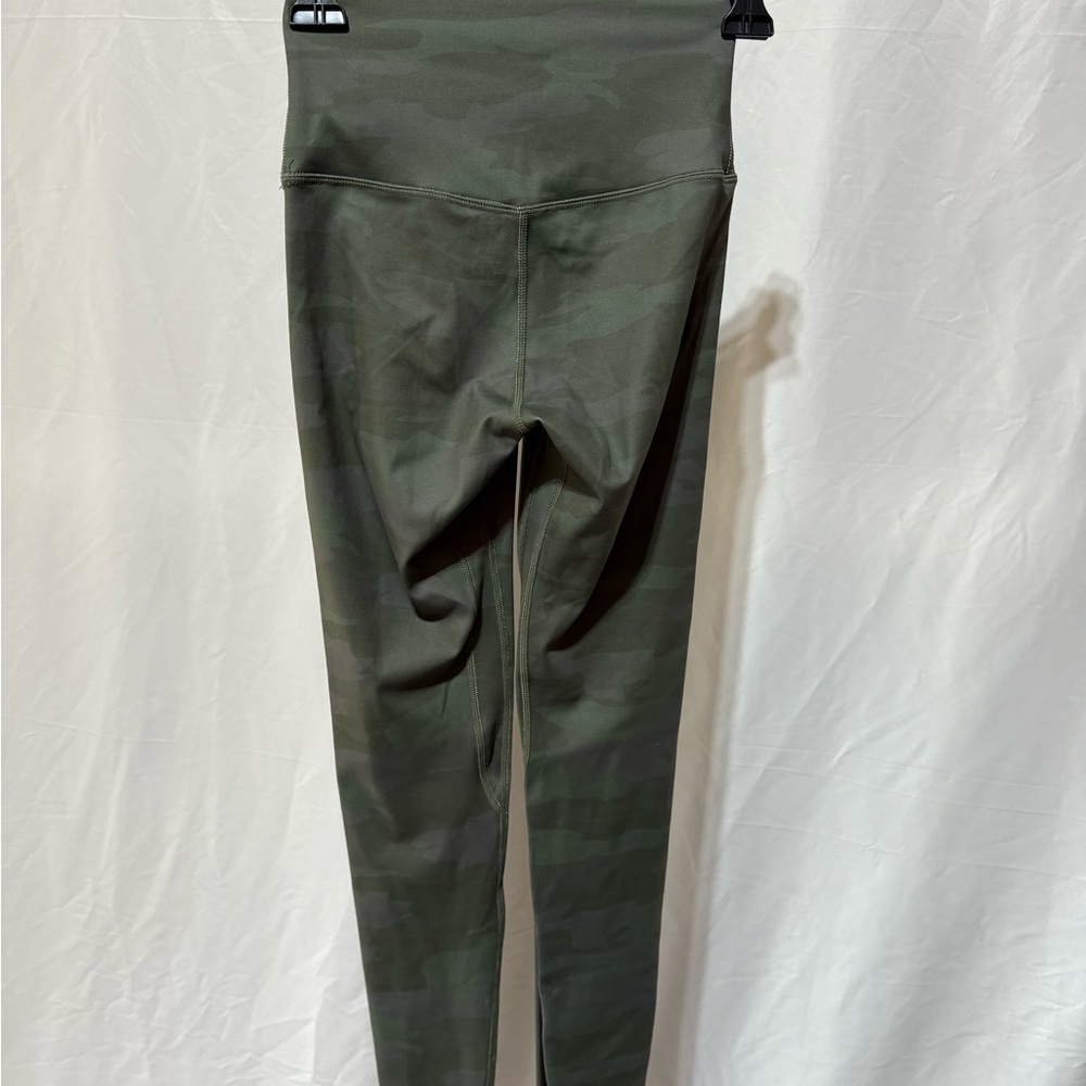 NWT Gianni Bini Green Camouflage Leggings - Picture 2 of 3